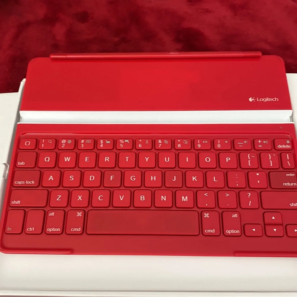 BNWOB this Bluetooth Keyboard by Logitech is in1/2 its box. Missing charger